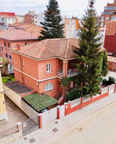 Casa Palomera Casa completa con jardA n gimnasio y garaje privados — 4-Star Luxury Hotel in Leon, Spain