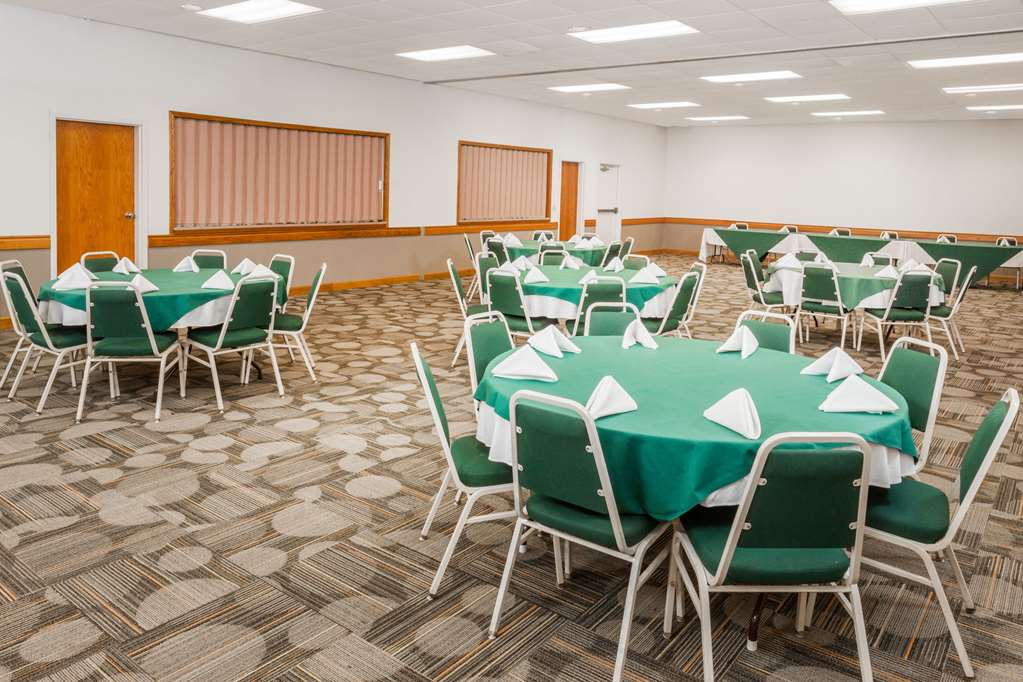 Super 8 by Wyndham Stevensville St. Joseph - photo 15