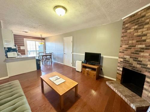 Cottage 10 Lees Ford Marina — 4-Star Luxury Hotel in Ridgetop, United States