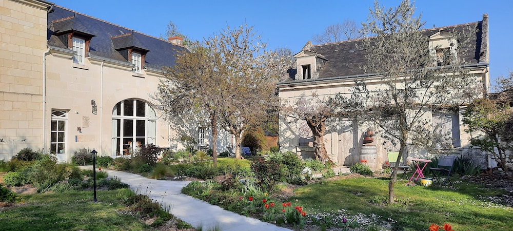 La Magnanerie — 4-Star Luxury Hotel in Savigny-En-Veron, France