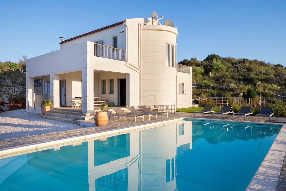 Villa di Lusso Agave con Piscina Privata Riscaldata e Jacuzzi — 4-Star Luxury Hotel in Georgioupolis, Greece