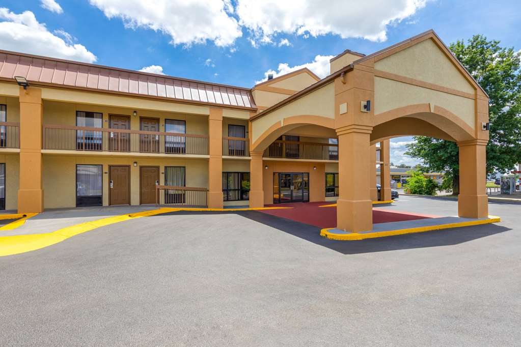 Days Inn by Wyndham Oak Grove Ft. Campbell - photo 2