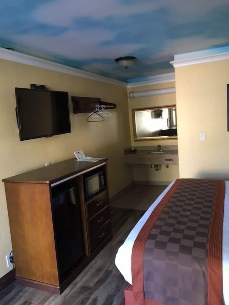 Hollywood Palms Inn and Suites - photo 27