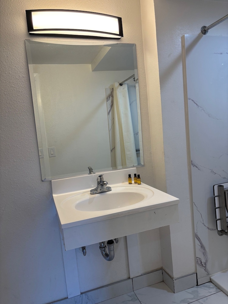 Monterey Fireplace Inn - photo 18