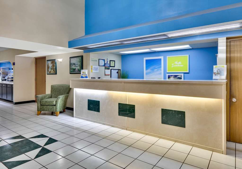 Days Inn & Suites by Wyndham Bentonville - photo 3