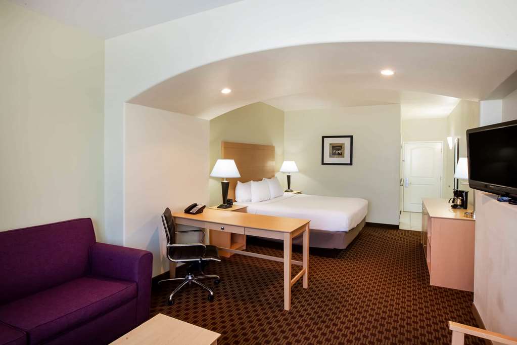 La Quinta Inn & Suites by Wyndham Odessa North - photo 21
