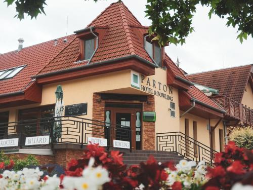 Parton Hotel & Bowling in Tiszakecske, Hungary