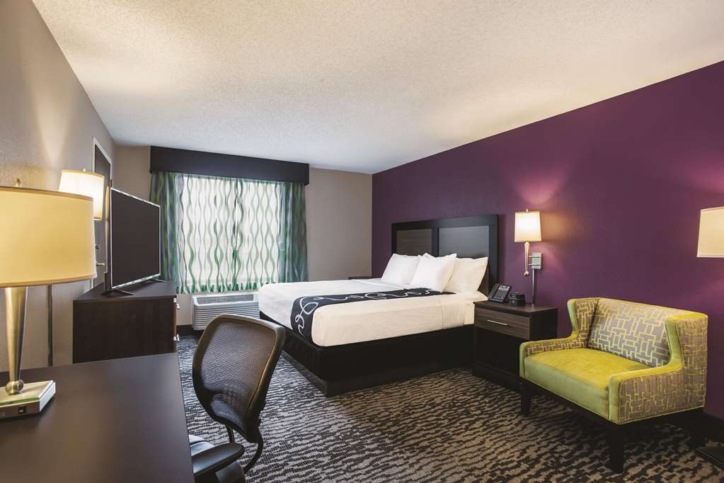 La Quinta Inn & Suites by Wyndham Clearwater South - photo 17