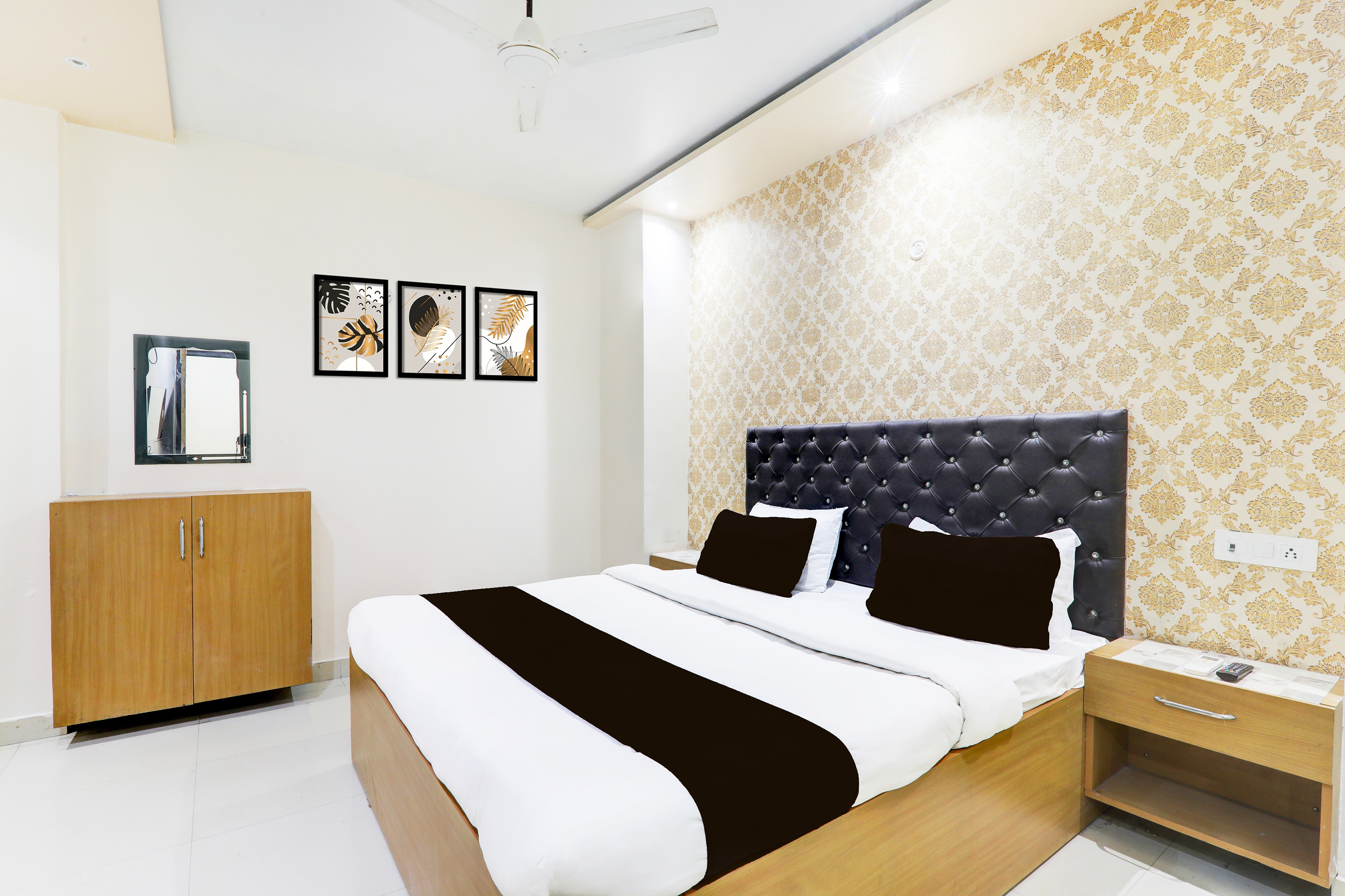 Hotel O Us In — Varanasi