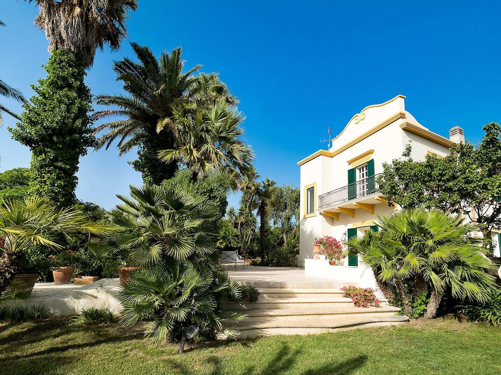 Villa in Salemi With Pool and Garden — 4-Star Luxury Hotel in Salemi, Italy