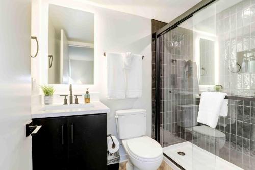 2BR Executive Apartment with Spacious Layout — 4-Star Luxury Hotel in Arlington, United States