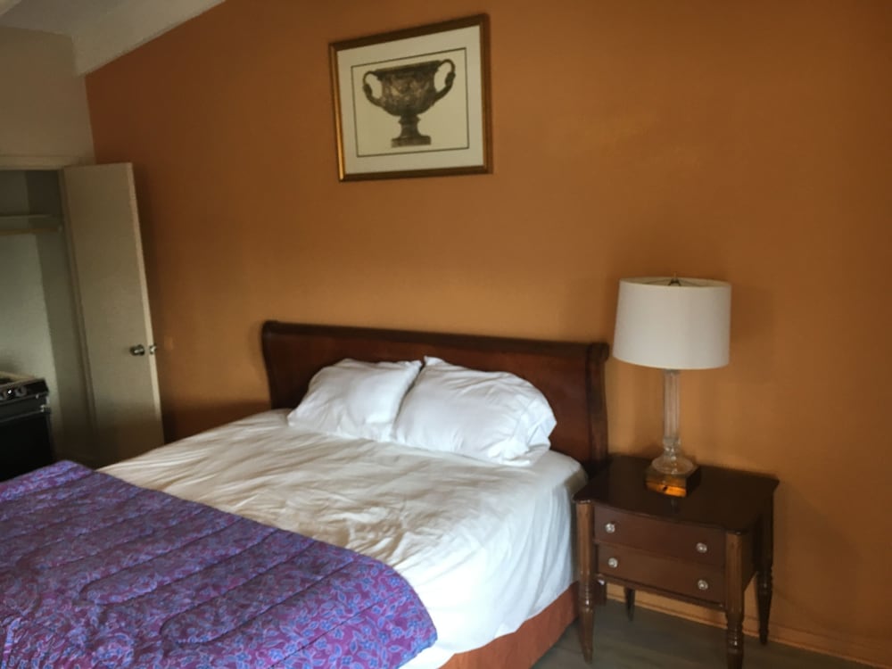 Pelican Inn and Suites - photo 4