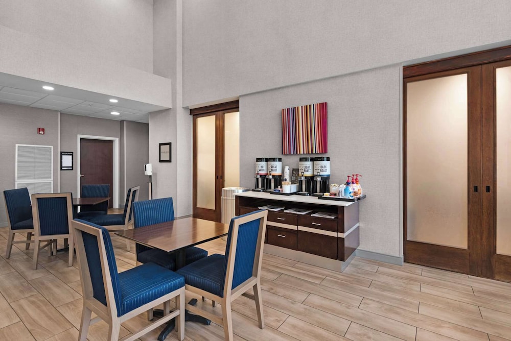 Hampton Inn & Suites Pensacola I 10 N at Univ. Town Plaza - photo 24