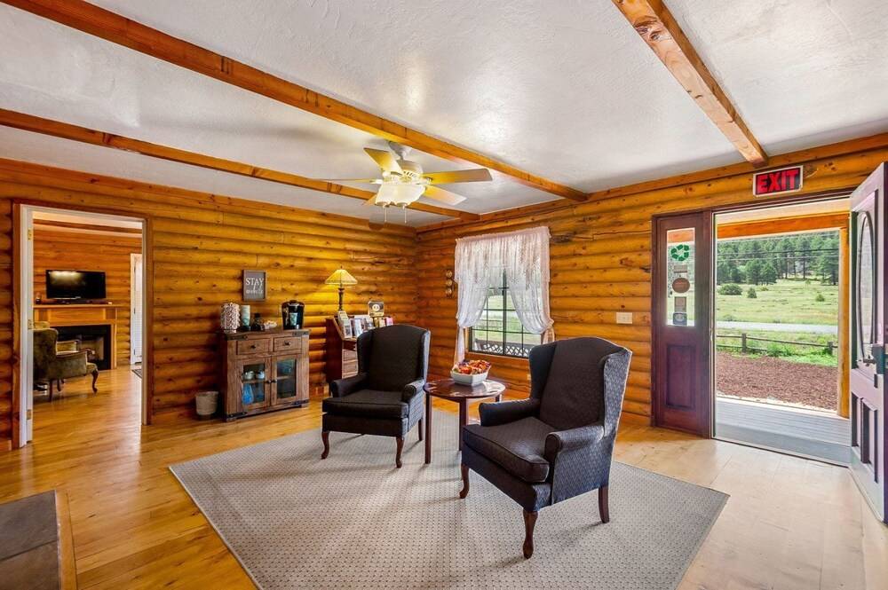 Quarter Horse Inn Rose Room - photo 4