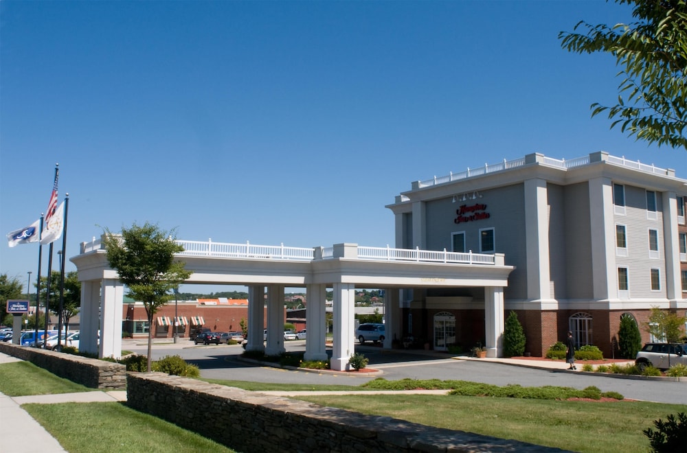 Hampton Inn & Suites Newport Middletown - photo 64