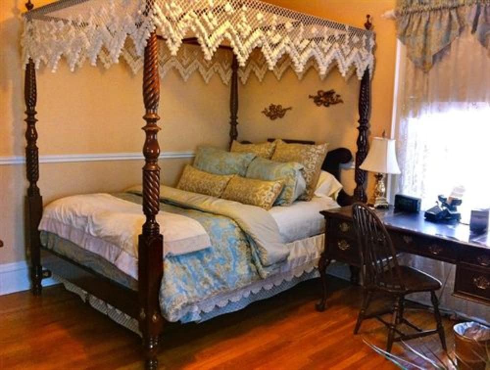 Brass Pineapple Inn - photo 6