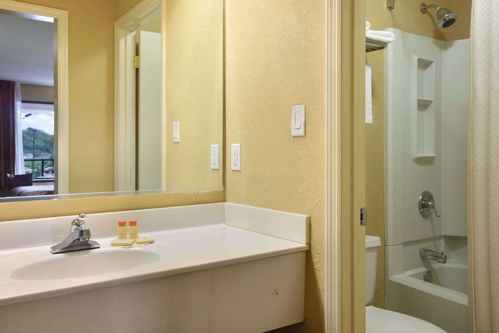 Days Inn by Wyndham Harriman - photo 9