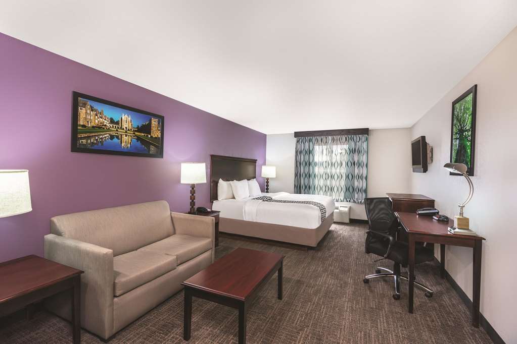 La Quinta Inn & Suites by Wyndham Rome - photo 16