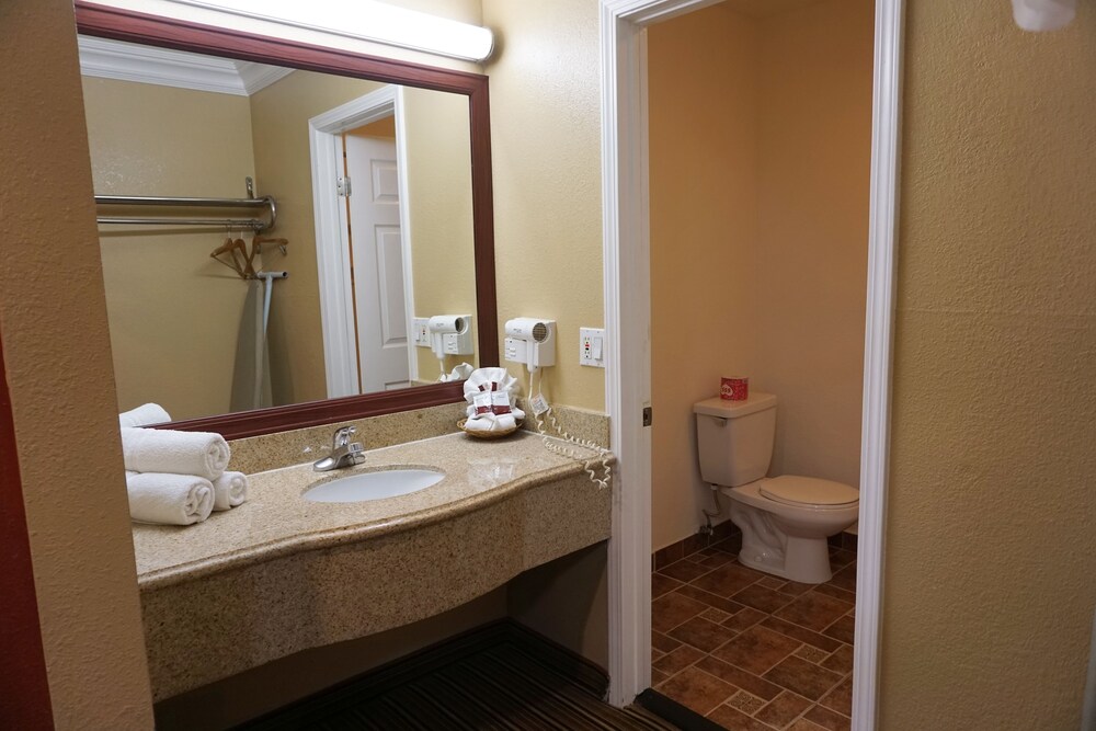 Hollywood Inn Express North - photo 18