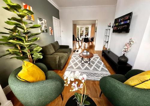 Spacious 6 Bed House Altrincham 21157747 — Timperley