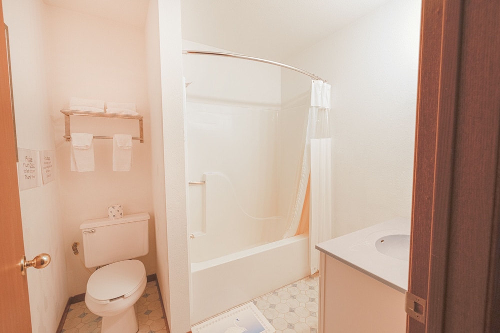 Harlan Inn and Suites - photo 40