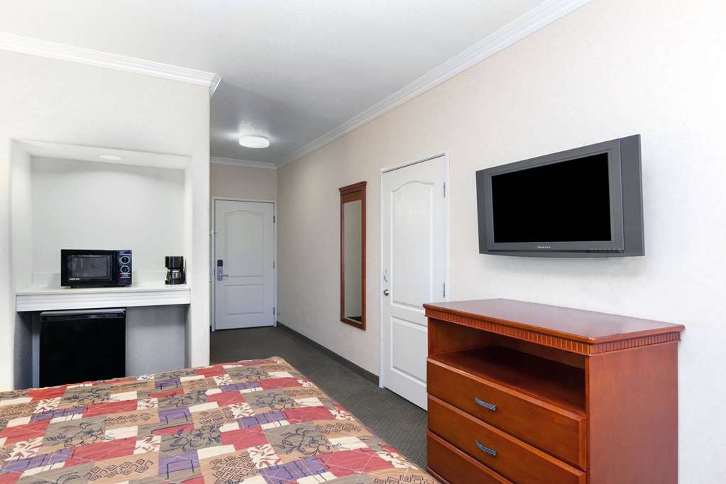 Howard Johnson By Wyndham Bakersfield CA - photo 5