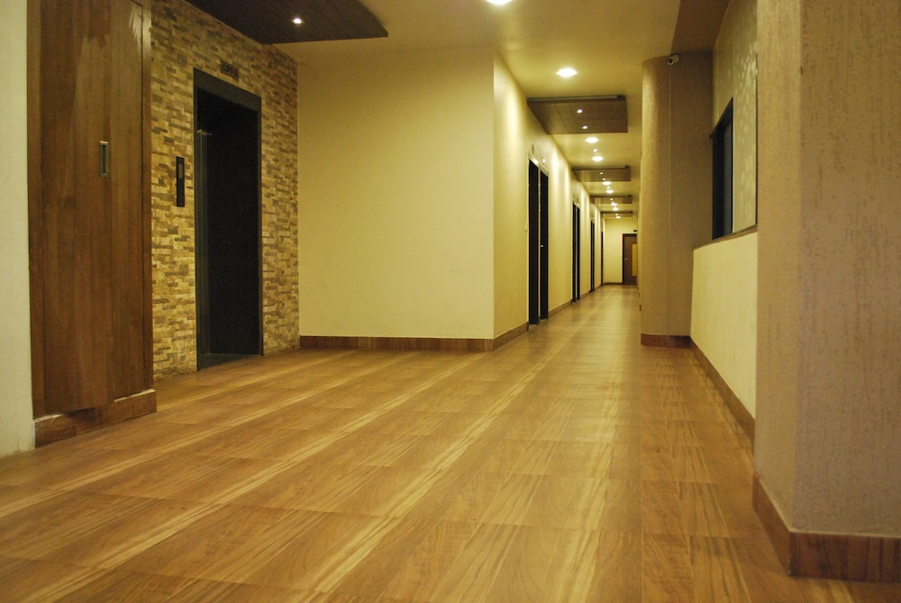 Hotel Vijya laxmi Rooms and Banquet Hall — hotel near Surat International Airport