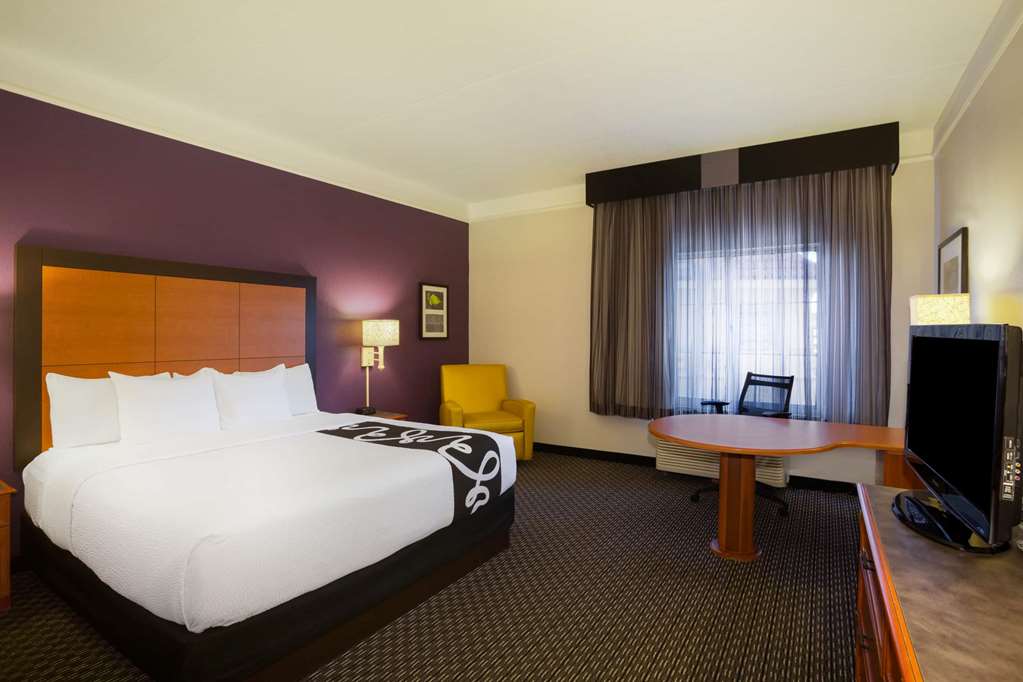La Quinta Inn & Suites by Wyndham St. Louis Westport - photo 25