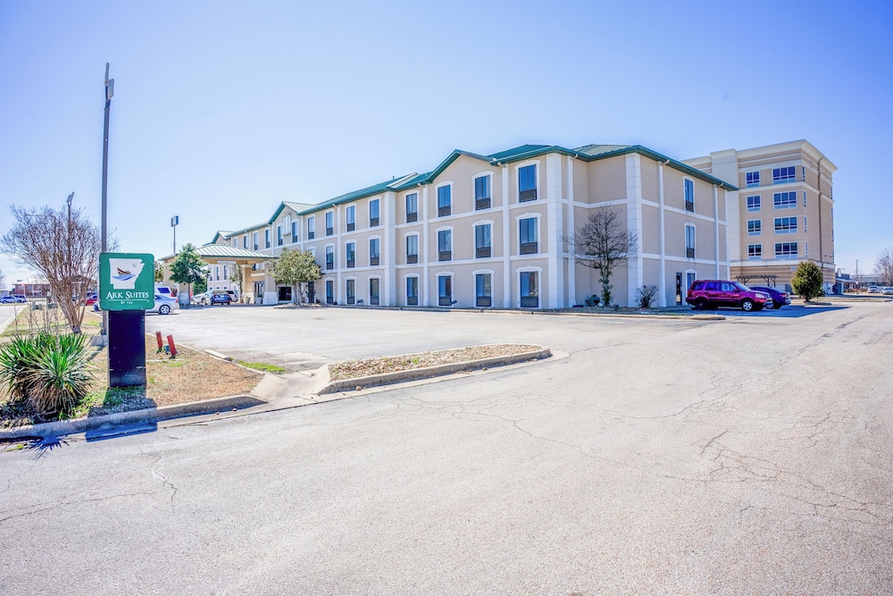 Ark Suites By Oyo Jonesboro I 555 - photo 2