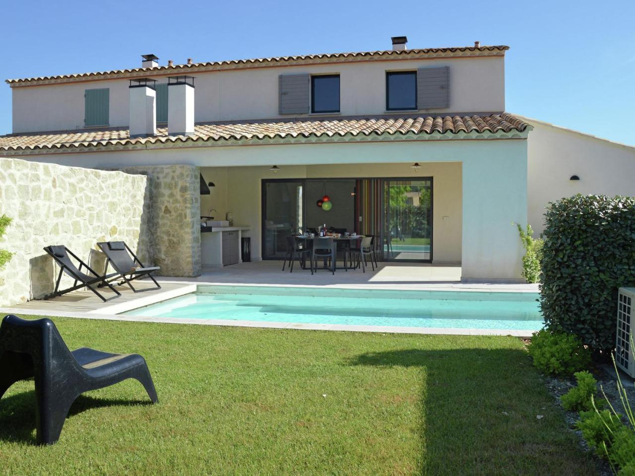Villa in Malaucene with Private Pool — 4-Star Luxury Hotel in Malaucene, France