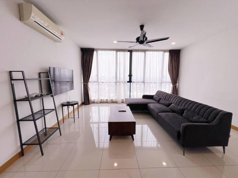 PROMO Connected train 3 Bedrooms Above Mall 25 — 4-Star Luxury Hotel in Kuala Lumpur, Malaysia