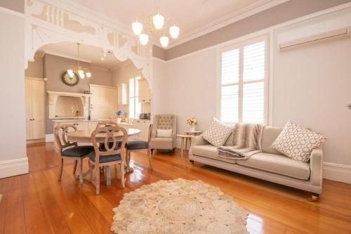 Lansdowne House — 4-Star Luxury Hotel in Orange, Australia