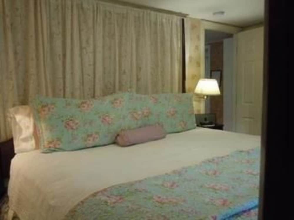 Tidewater Inn in Madison, United States