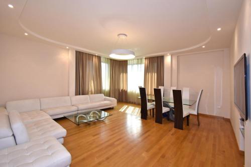 Teryan street 3 bedrooms Luxury & Grand Sunny apartment TT663 — 4-Star Luxury Hotel in Yerevan, Armenia
