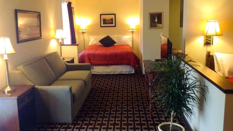 Colonial Inn Ellsworth - photo 38