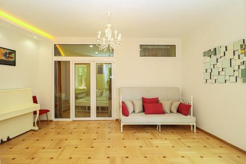 Unique 3 Apt Combo for 6 Guests by Wehost