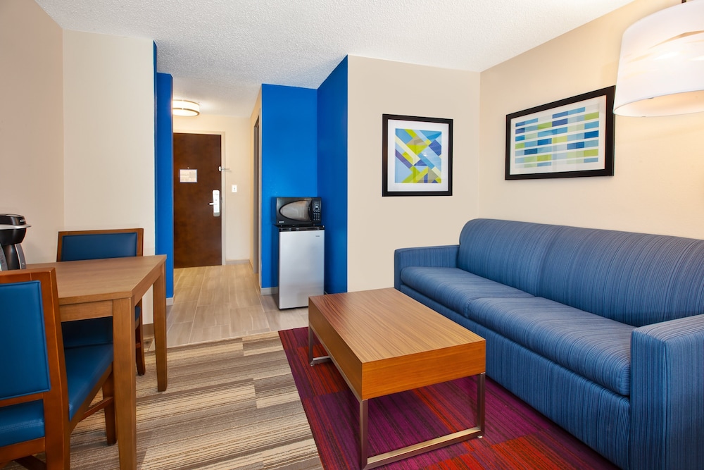 Holiday Inn Express Hotel & Suites Warrenton by IHG - photo 13