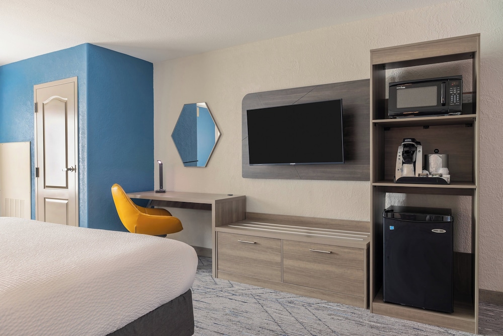 Holiday Inn Express and Suites Kansas City Airport by IHG - photo 8