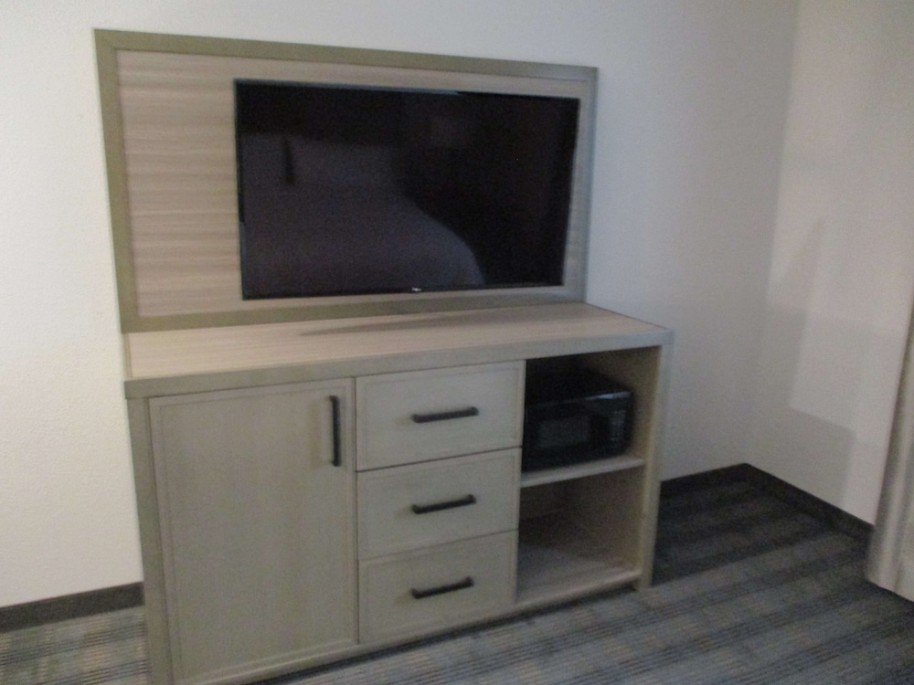 Merica Inn & Suites - photo 12