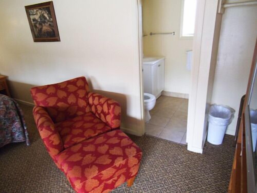 Relax Inn Franklin - photo 15