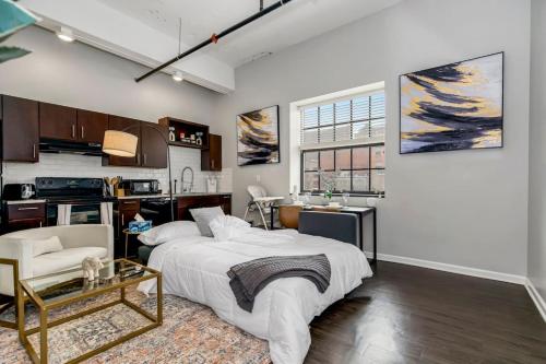 Chic 1BR Parking Rooftop Near Arrowhd & TMobile — 4-Star Luxury Hotel in Kansas City, United States
