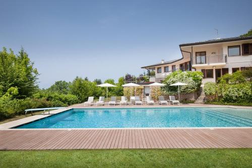 Villa Viu with Pool and Lake View — 4-Star Luxury Hotel in Torri Del Benaco, Italy