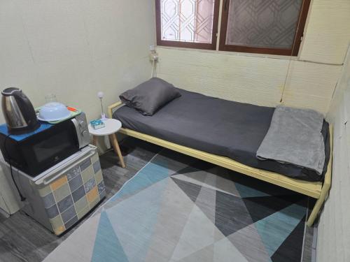 202 Spacious and breezy Fan economy room with free Wi Fi and hot shower