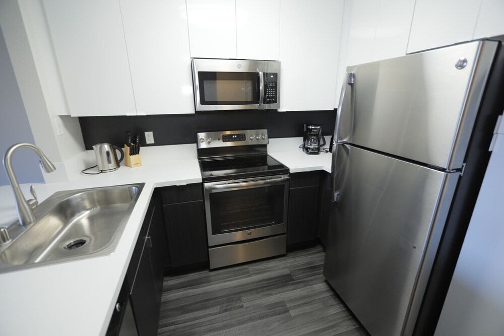 Hollywood Central Suites - photo 13