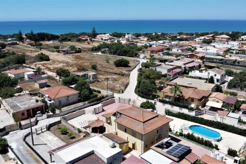 Villa con piscina in Santa Maria del Focallo — 4-Star Luxury Hotel in Ispica, Italy
