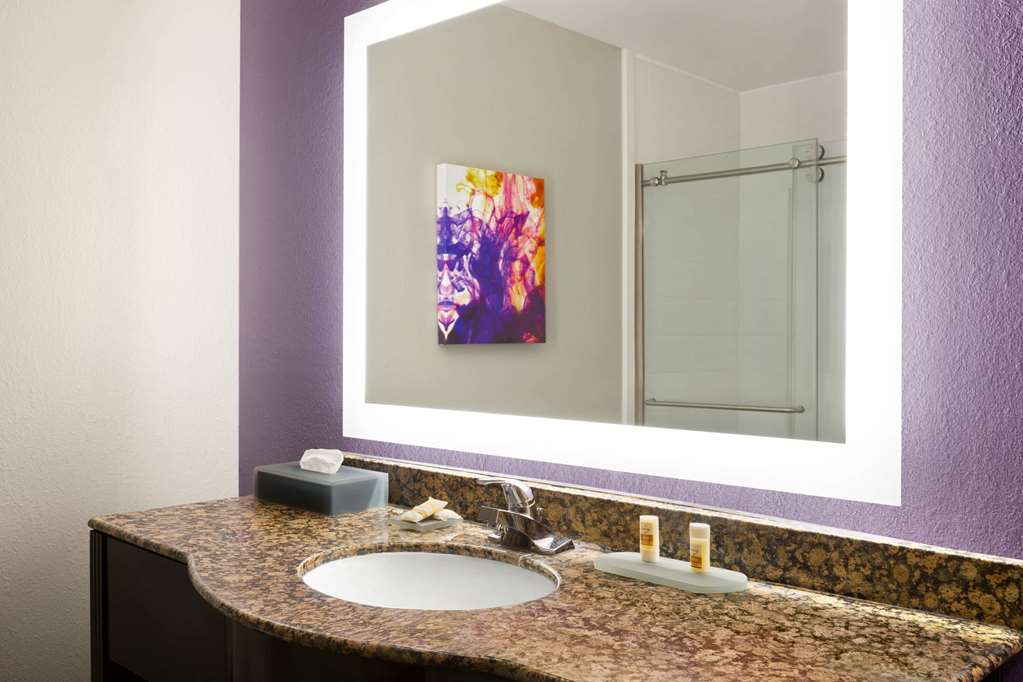 La Quinta Inn & Suites by Wyndham Lackawanna - photo 14