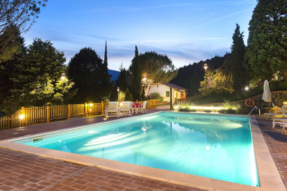 Agriturismo Pratofranco — 4-Star Luxury Hotel in Pontremoli, Italy