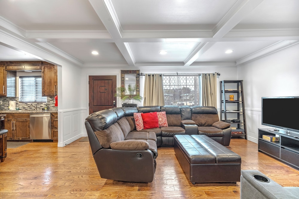 Fully Updated 3 BDR Seaside Home Minutes to Beach — 4-Star Luxury Hotel in Seaside, United States