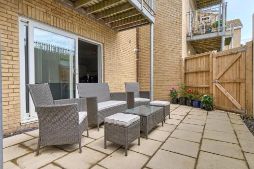 Bonchurch Court A Stylish 3 Bed Apartment Nr Ventnor with Large Outside Terrace & Parking Dog Friendly The Perfect Choice For Couples Friends & Families 5 Mins To Beach Managed By Greenstay Serviced Accommodation — 4-Star Luxury Hotel in Ventnor, United Kingdom