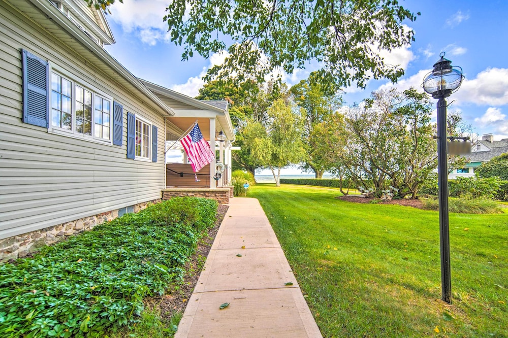Private Waterfront Lake Erie Home with Bbq Patio — 4-Star Luxury Hotel in Ashtabula, United States